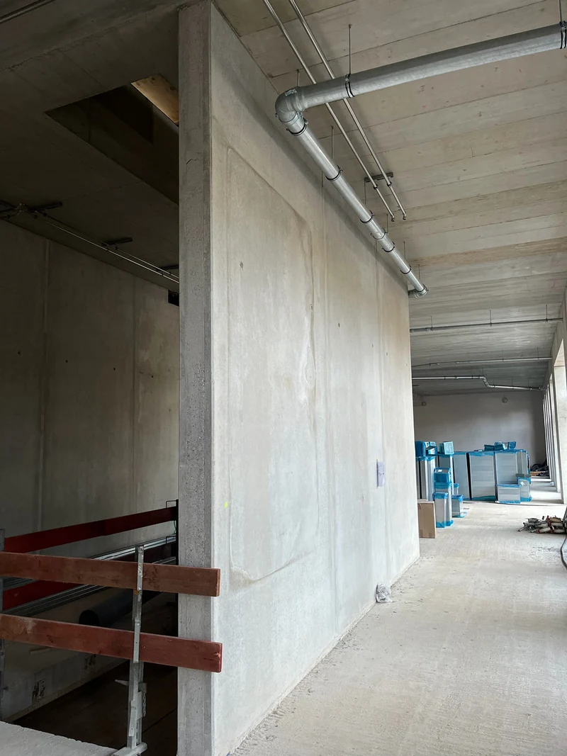 Vorher: Betonfertigteil-Wandscheibe im Obergeschoss von links, verschmutzt und mit großen Lagerabdrücken, vor der Bearbeitung