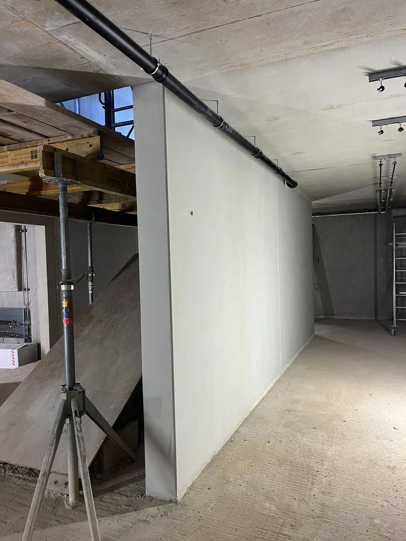 Betonfertigteil-Wandscheibe im Untergeschoss mit Seitenflanke nach der Betonkosmetik
