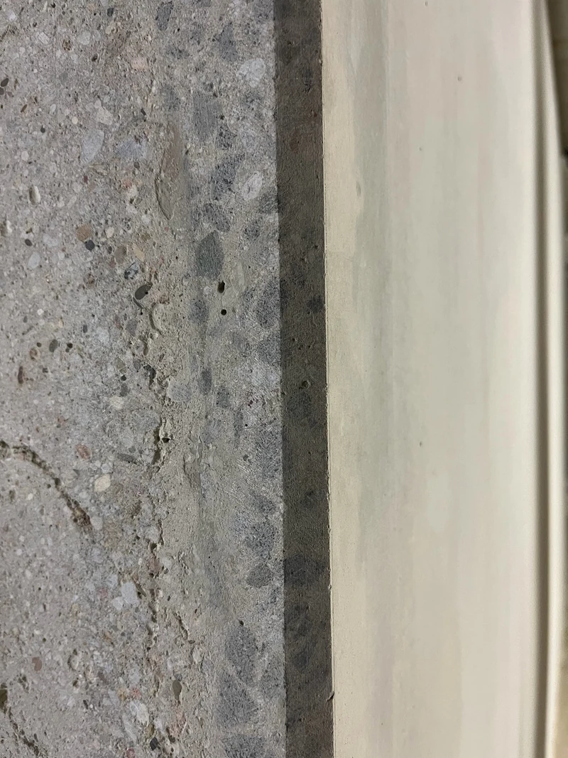 Detail einer frisch geschliffenen Dreikantfase an einer Betonwandscheibe