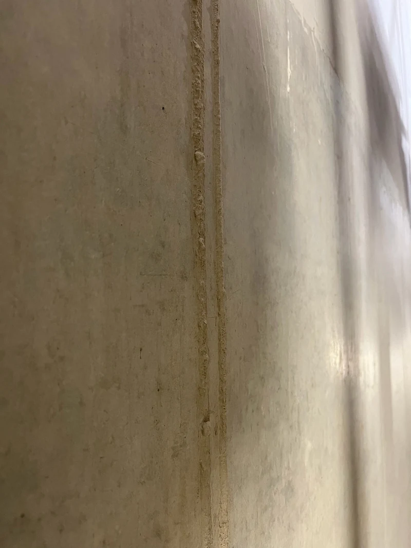 Detail einer heruntergelaufenen Betonnase auf einer Betonfertigteilfläche