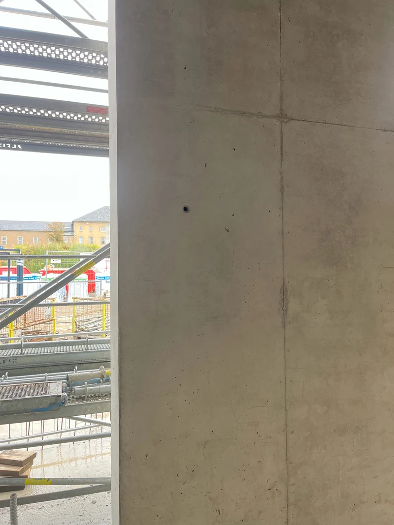 Ehemaliges Kiesnest an einem separaten Betonbauteil nach der Betonkosmetik, seitlich aufgenommen