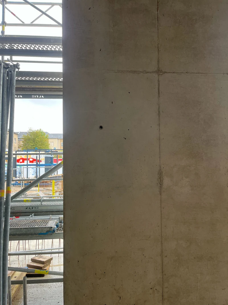 Ehemaliges Kiesnest an einem separaten Betonbauteil nach Spachteln und Retusche
