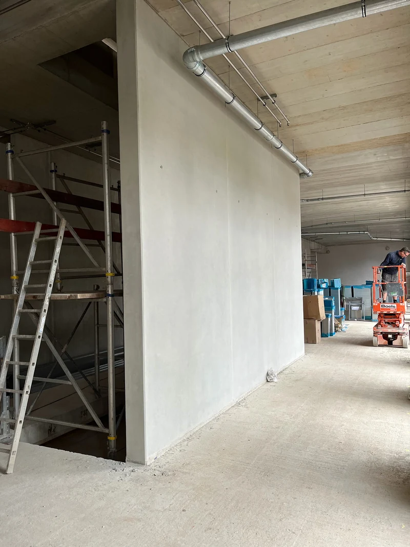 Fertig bearbeitete Betonfertigteil-Wandscheibe mit Umgebung, aus größerem Abstand
