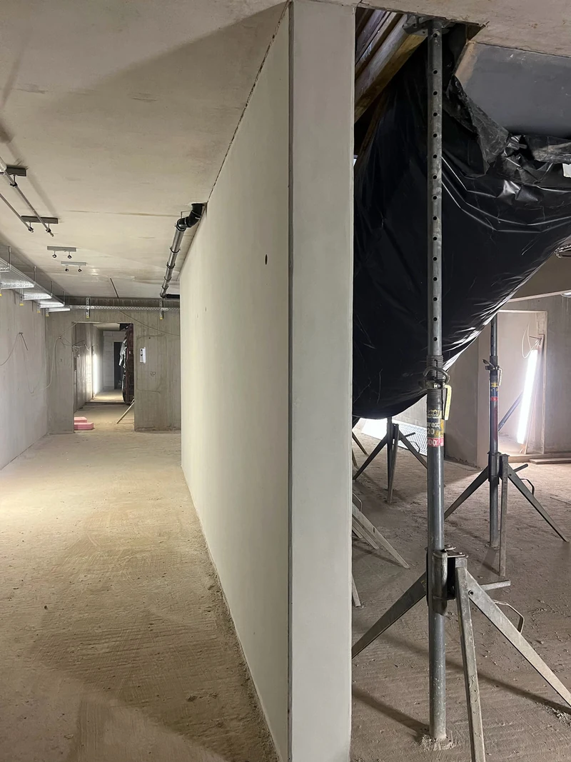 Fertig bearbeitete Betonwandscheibe mit Seitenflanke im Untergeschoss
