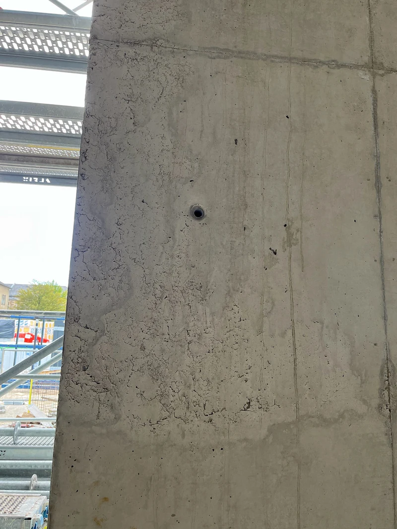 Großes Kiesnest mit freiliegender Gesteinskörnung an einem separaten Betonbauteil, vor der Bearbeitung