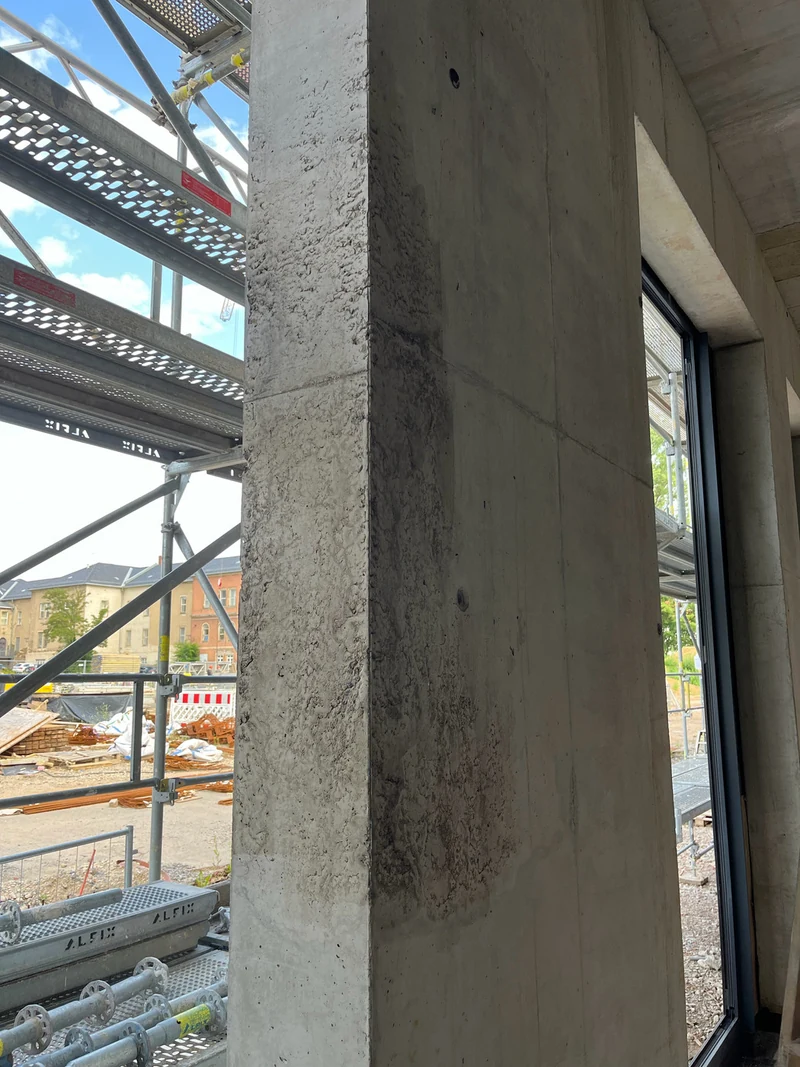 Grundierte Seitenflanke einer Betonwandscheibe nach dem Vorbereiten
