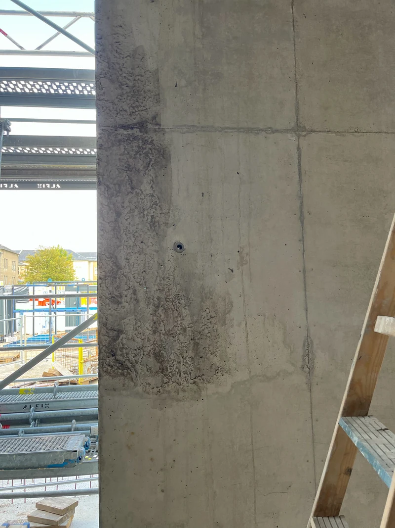Grundiertes Kiesnest an einem separaten Betonbauteil vor dem Spachteln