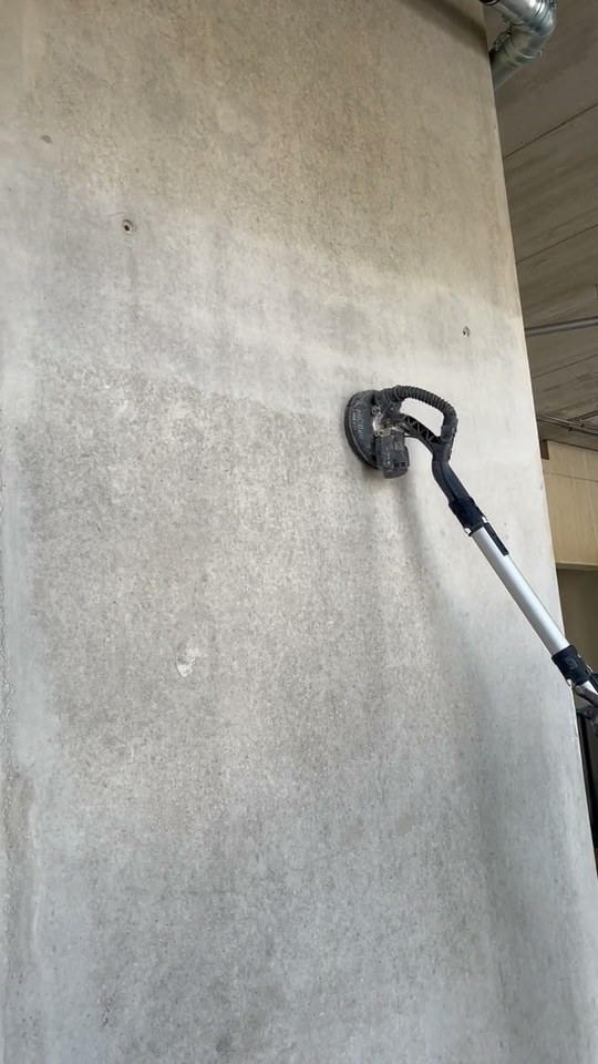 Video: Reinigung eines sehr harten Betonfertigteils mit dem Langhalsschleifer, Verschmutzung bleibt sichtbar