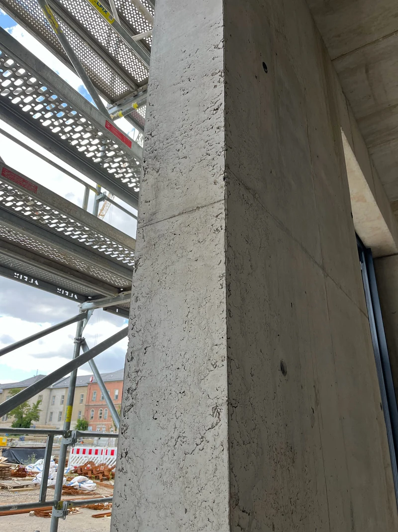 Vorher: Seitenflanke einer Betonfertigteil-Wandscheibe vor der Bearbeitung