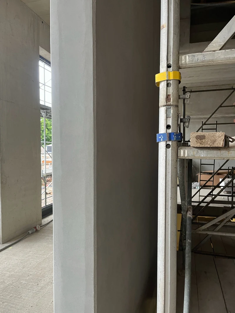 Seitenflanke einer Betonfertigteil-Wandscheibe nach der Betonkosmetik
